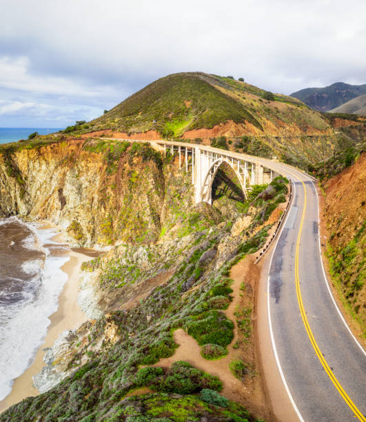 approche du pont de bixby creek - bixby bridge photos et images de collection