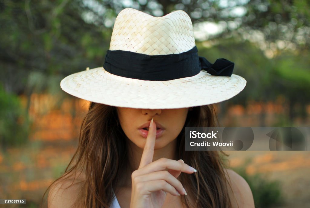Junge schöne blonde Frau hat Zeigefinger auf Lippen als Zeichen der Stille - Lizenzfrei Liebe Stock-Foto