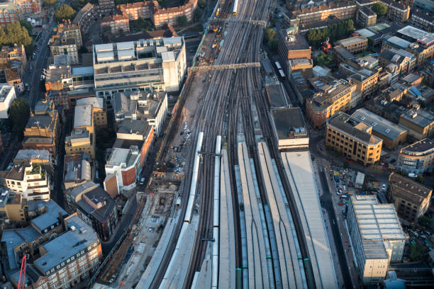 london bridge station mit zügen und platformen, aerial view, london - aerial passenger line stock-fotos und bilder