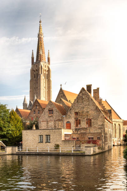 a igreja de nossa senhora - bruges cityscape europe autumn - fotografias e filmes do acervo