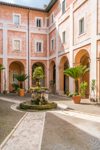 claustro na igreja dos santos cosma e damiano em roma, itália. - barberini - fotografias e filmes do acervo