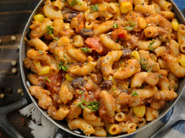 istock Vegetarian Chili and Macaroni 1137139407