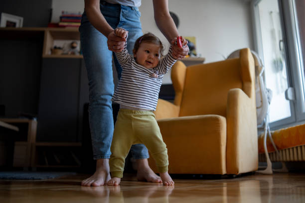 primo passo bambino - baby walking child standing foto e immagini stock