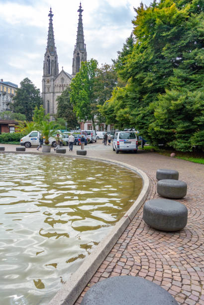 il parco di augustaplatz a baden-baden, germania - baden baden green street fountain foto e immagini stock