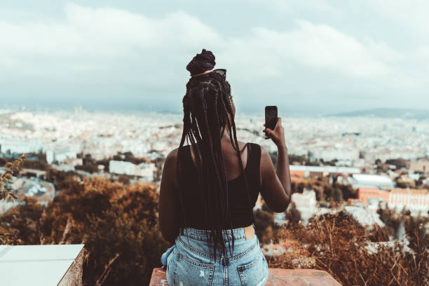 街並みを撮影する黒人少女 - travel teenager talking student ストックフォトと画像