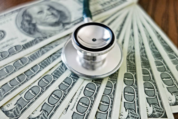 assicurazione finanziaria - currency stethoscope medicare usa foto e immagini stock