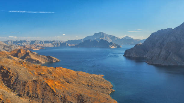 khor najd. fantastico paesaggio montano. ru'us al jibal. al hajar moutains. musandam. oman - fjord foto e immagini stock