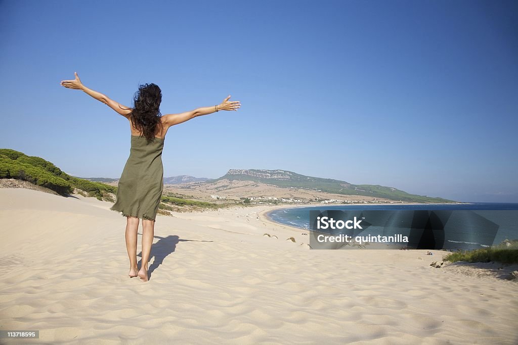 Женщина в зеленом Платье Bolonia Пляж - Стоковые фото Андалусия роялти-фри