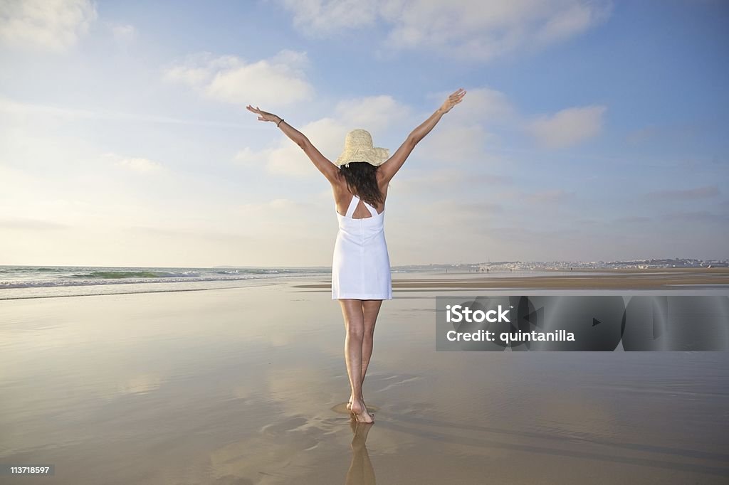エレガントな女性の幸せな祝日には、ビーチ横に Conil - スペインのロイヤリティフリーストックフォト
