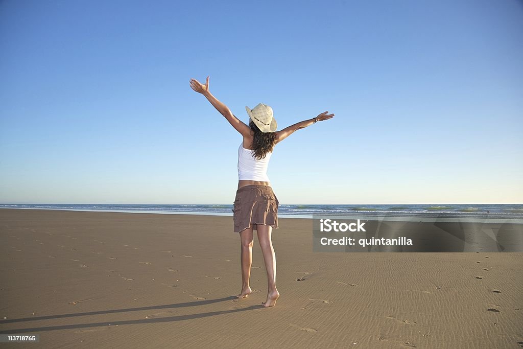 Heureuse femme avec un chapeau à la plage - Photo de Activité de loisirs libre de droits