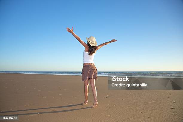 Photo libre de droit de Heureuse Femme Avec Un Chapeau À La Plage banque d'images et plus d'images libres de droit de Activité de loisirs - Activité de loisirs, Adulte, Andalousie