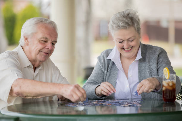starsza para śmieje się podczas układania układanki - texas tea zdjęcia i obrazy z banku zdjęć