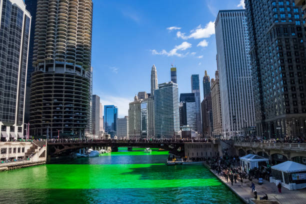 성 패트릭의 날에 녹색 염색 된 시카고 강을 둘러싼 군중 위 미소의 구름 형성 - chicago illinois chicago river bridge 뉴스 사진 이미지