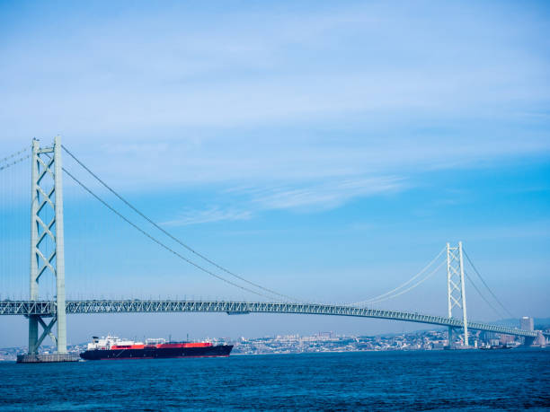 blauer himmel und akashi kaikyo bridge - kobe bridge japan suspension bridge stock-fotos und bilder