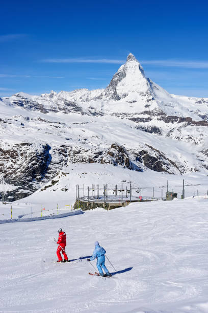 skispieler mit matterhorn im hintergrund - zermatt stock-fotos und bilder