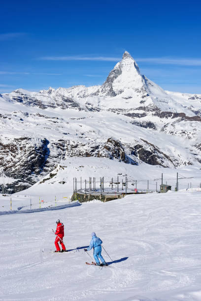 zawodnik narciarski ze szczytem matterhorn w tle - zermatt zdjęcia i obrazy z banku zdjęć