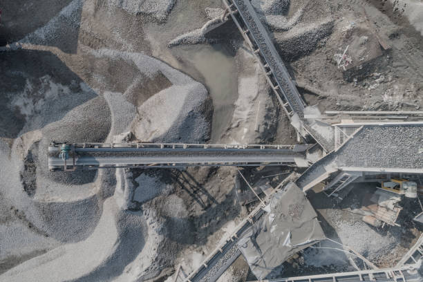 vue aérienne de la machine de carrière de pierre écrasée dans une usine de matériel de construction - ciment photos et images de collection