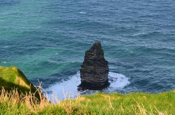 wunderschöne szenische klippen von moher in irland - republic of ireland cliffs of moher cliff galway stock-fotos und bilder