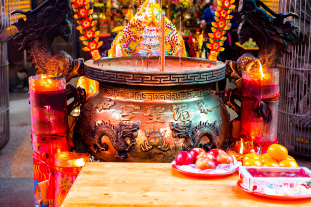 Chinese religious beliefs, traditional style temple architecture, roof decoration, mosaic craft
