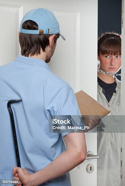 Hombre Entrega Penal Foto de stock y más banco de imágenes de Trabajador de Correos - Trabajador de Correos, Espalda - Partes del cuerpo, Ladrón