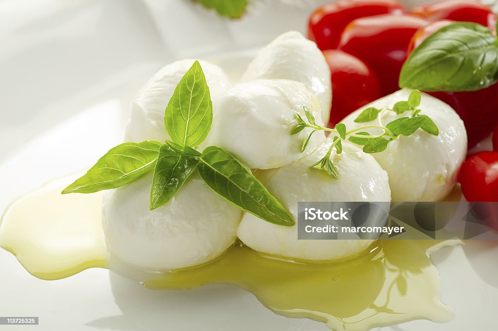 mozzarella di buffala, tomates au basilic - Photo de Aliment libre de droits