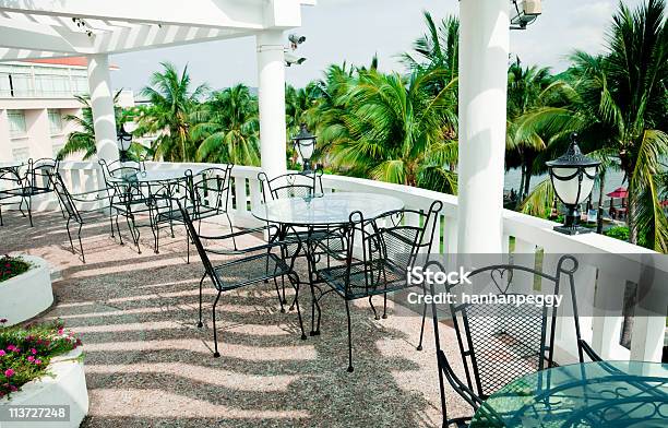 Café Terrace Foto de stock y más banco de imágenes de Hierro forjado - Hierro forjado, Jardín ejemplar, Silla