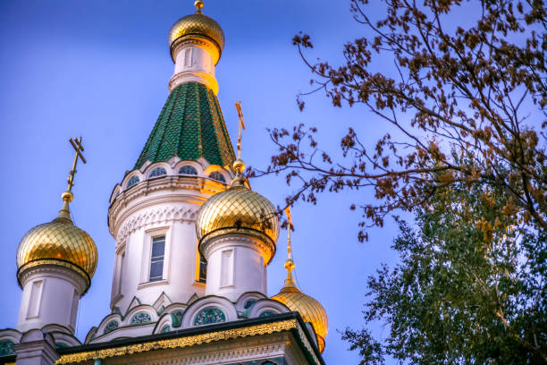 les beaux dômes dorés de l’église saint-nicolas ou tsurkva sveta nikolai au cœur de sofia en bulgarie - sofia photos et images de collection