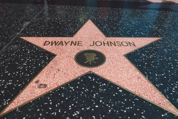 dwayne johnson star sur hollywood walk of fame - dwayne johnson photos et images de collection