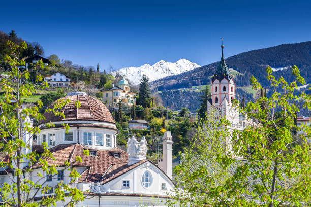 cathedral in town against mountains - merano imagens e fotografias de stock