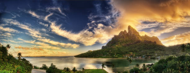 bora bora, polinezja francuska - polynesia bungalow beach sunrise zdjęcia i obrazy z banku zdjęć