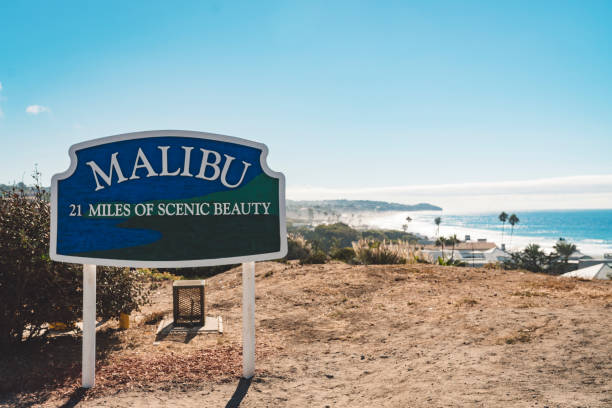 malibu straßenschild in der nähe von los angeles - horizon over water malibu california usa stock-fotos und bilder