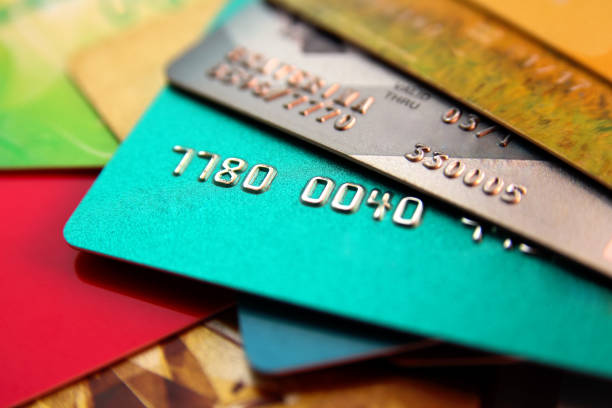 pila de tarjetas de crédito multicolores, cierre la vista con enfoque selectivo - billete fotos fotografías e imágenes de stock