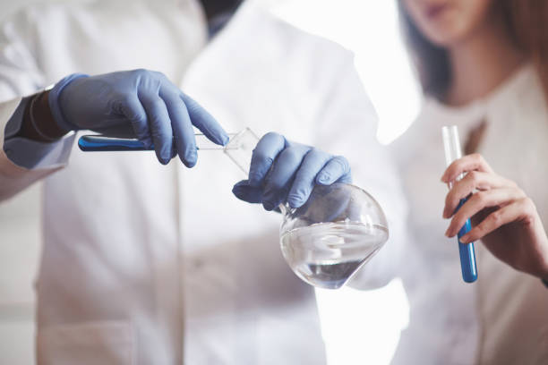 Experiments in the chemical laboratory. An experiment was carried out in a laboratory in transparent flasks Experiments in the chemical laboratory. An experiment was carried out in a laboratory in transparent flasks. beaker pour stock pictures, royalty-free photos & images