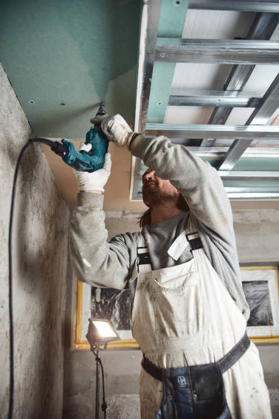 istock Workman plastering gypsum walls inside the house. 1137293790