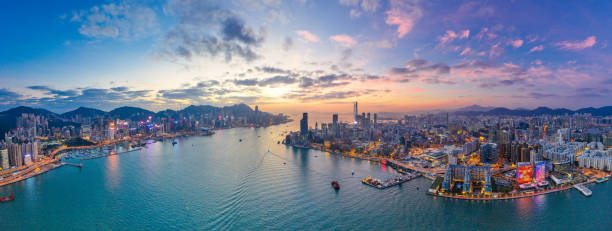 hong kong - 5 dec 2018: evening in victoria harbour, hong kong - hong kong skyline panoramic china imagens e fotografias de stock