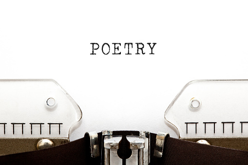 Poesía palabra en retro máquina de escribir photo