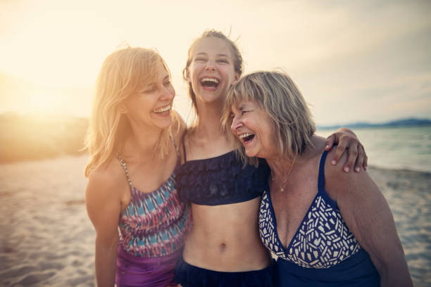 großmutter, mutter und tochter genießen gemeinsam an einem strand die zeit - adult people three people women stock-fotos und bilder