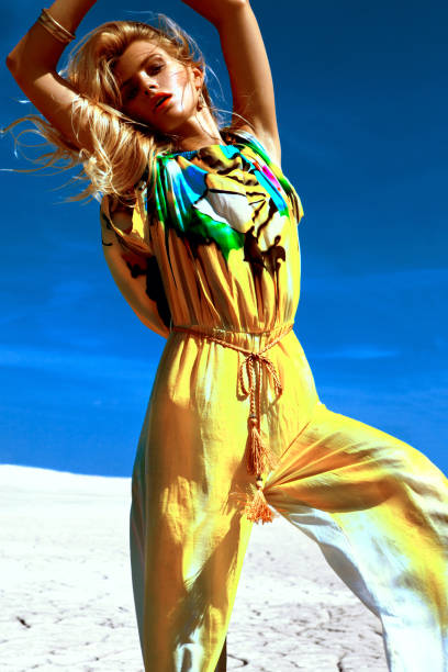 istock Glamorous woman 1137301001