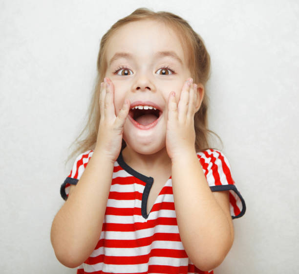 scared little girl with wide open mouth and big eyes - surprise child little girls shock imagens e fotografias de stock