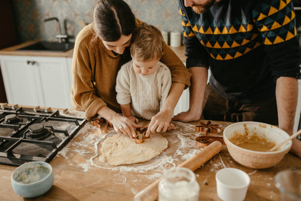 biscotti per la creazione di famiglie - home baking foto e immagini stock