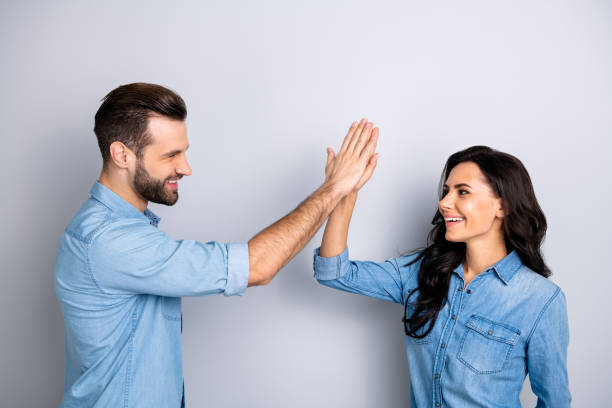 Close up side profile photo amazing she her he him his couple lady guy clapping hands arms teamwork bonding good job work wear casual jeans denim shirts outfit clothes isolated grey background. cerca de la foto de perfil lateral increíble ella ella le él su pareja lady hombre aplaudiendo manos brazos de trabajo en equipo vinculación de trabajo buen trabajo llevar jeans casuales camisas de mezclilla traje ropa aislada de fondo gris