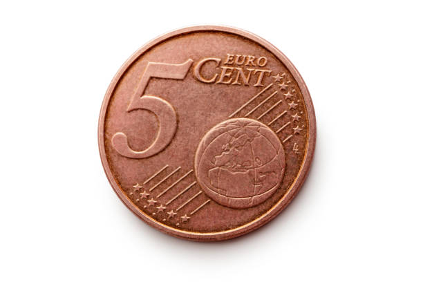 denaro: moneta da cinque centesimi di euro isolata su sfondo bianco - moneta da cinque cent foto e immagini stock