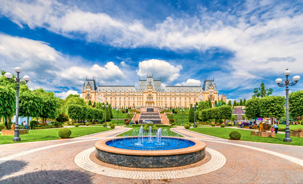 plaza central en la ciudad de iasi - moldavia fotografías e imágenes de stock