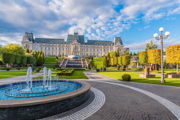 plaza central en la ciudad de iasi - moldavia fotografías e imágenes de stock