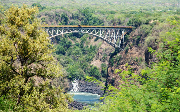 ヴィクトリア・フォールズ橋と bunjee ジャンプ - victoria falls waterfall zimbabwe zambia ストックフォトと画像