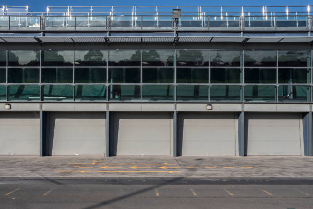 pit stop dans la piste de course avec yellow lines à albert park australie - paddock photos et images de collection