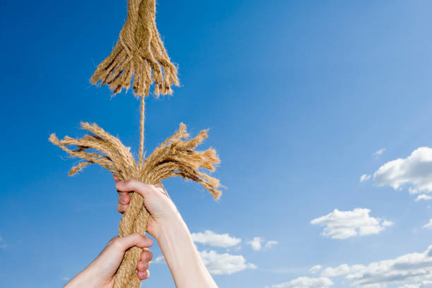 aferrarse a una cuerda deshilachada - rope frayed emotional stress breaking fotografías e imágenes de stock