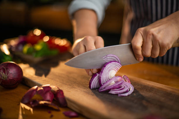 cortar las cebollas - cortar en trozos preparar comida fotos fotografías e imágenes de stock