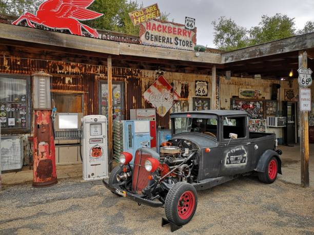 magasin général hackberry avec rétro vintage pumpso dans la route 66, en arizona. armée - station retro revival gas station old photos et images de collection