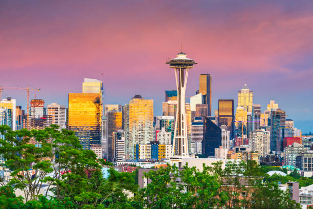 seattle, washington, usa skyline du centre-ville la nuit - seattle skyline mt rainier space needle photos et images de collection